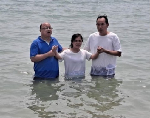 CHINA: Christians stoned at beach baptism