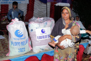 Pakistan Flood Relief (woman with baby)