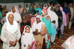 Pakistan Flood Relief (women queuing)