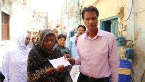 Jaranwala family receive cash aid