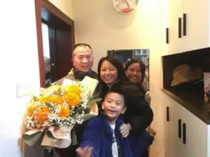 Elder Li reunited with his family