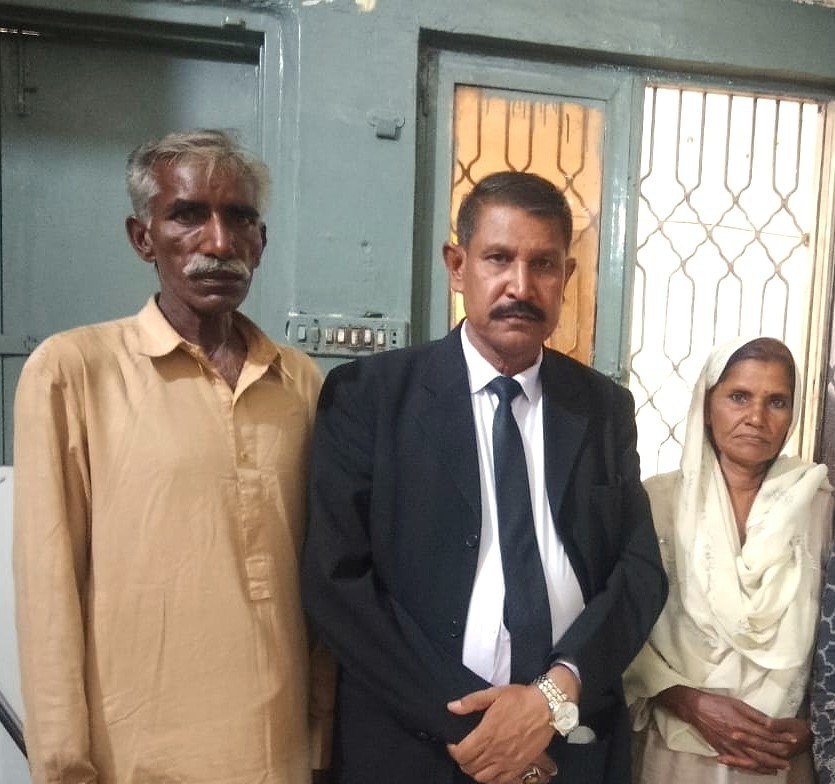 Hanif Hameed with parents of kidnapped girl