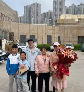 Li Jie with his family