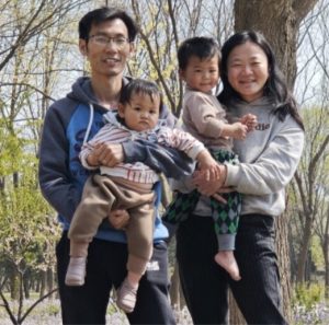 Yang Jun and Wu Qiuyu with their children